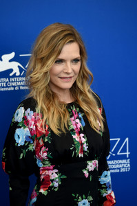 PicturePub_MichellePfeiffer_05Sep2017_VFF_Photocall__13_.jpg