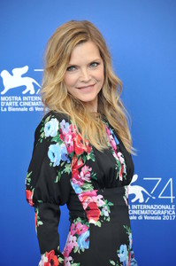 PicturePub_MichellePfeiffer_05Sep2017_VFF_Photocall__14_.jpg