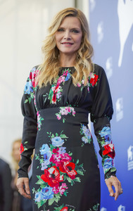 PicturePub_MichellePfeiffer_05Sep2017_VFF_Photocall__15_.jpg