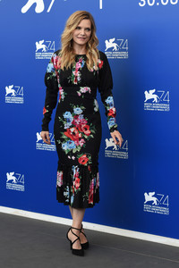 PicturePub_MichellePfeiffer_05Sep2017_VFF_Photocall__20_.jpg