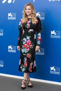 PicturePub_MichellePfeiffer_05Sep2017_VFF_Photocall__21_.jpg