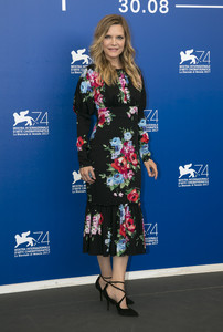 PicturePub_MichellePfeiffer_05Sep2017_VFF_Photocall__23_.jpg