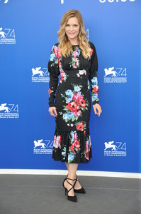 PicturePub_MichellePfeiffer_05Sep2017_VFF_Photocall__27_.jpg