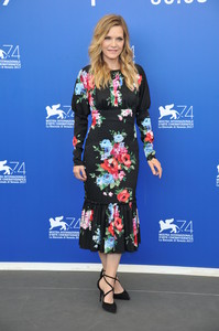 PicturePub_MichellePfeiffer_05Sep2017_VFF_Photocall__29_.jpg