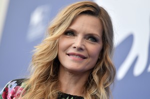 PicturePub_MichellePfeiffer_05Sep2017_VFF_Photocall__2_.jpg