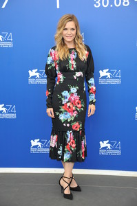 PicturePub_MichellePfeiffer_05Sep2017_VFF_Photocall__30_.jpg