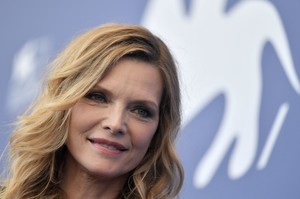 PicturePub_MichellePfeiffer_05Sep2017_VFF_Photocall__3_.jpg