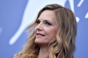 PicturePub_MichellePfeiffer_05Sep2017_VFF_Photocall__4_.jpg