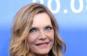 PicturePub_MichellePfeiffer_05Sep2017_VFF_Photocall__5_.jpg