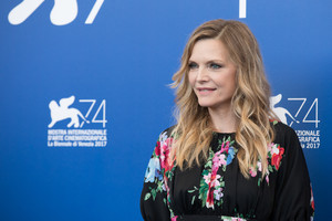 PicturePub_MichellePfeiffer_05Sep2017_VFF_Photocall__6_.jpg