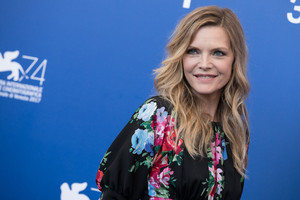 PicturePub_MichellePfeiffer_05Sep2017_VFF_Photocall__7_.jpg