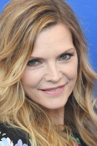 PicturePub_MichellePfeiffer_05Sep2017_VFF_Photocall__8_.jpg