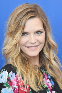 PicturePub_MichellePfeiffer_05Sep2017_VFF_Photocall__9_.jpg