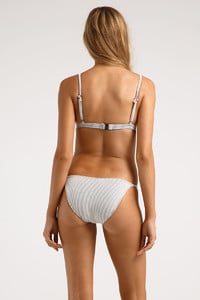 SBSW376T_TEXTURED_STRIPE_FIXED_TRI_BIKINI04.thumb.jpg.6e35e632a88cb5ddfef41db49df9915b.jpg