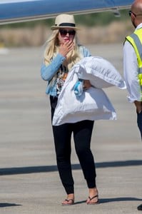 christina-aguilera-at-the-airport-in-cyprus-9717-11.jpg