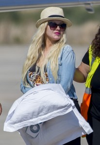 christina-aguilera-at-the-airport-in-cyprus-9717-16.jpg