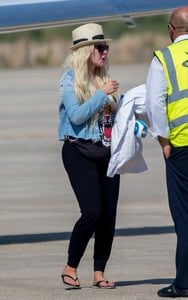 christina-aguilera-at-the-airport-in-cyprus-9717-7.jpg