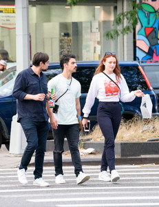 sophie-turner-spotted-out-shopping-in-nyc-september-15-2017-3.jpg