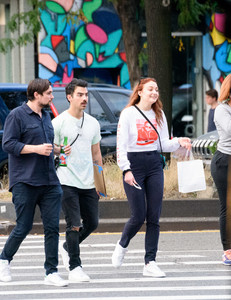 sophie-turner-spotted-out-shopping-in-nyc-september-15-2017-4.jpg