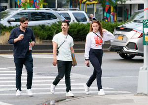 sophie-turner-spotted-out-shopping-in-nyc-september-15-2017-7.jpg