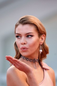 stella-maxwell-at-mother-premiere-at-74th-venice-international-film-festival-09-05-2017_2.jpg