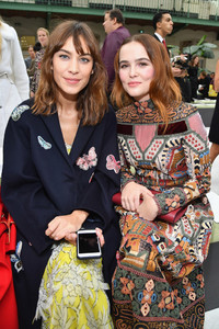 Alexa+Chung+Valentino+Front+Row+Paris+Fashion+-KEVNhKBnU-x.jpg