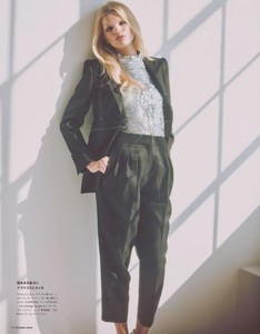 59d8306d70d23_Daphne-Groeneveld-by-Guy-Aroch-for-Numero-Tokyo-November-2017-7-760x974.thumb.jpg.3fa08fd66a579d24fb2236fabbc5f9d8.jpg