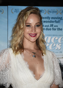     jlaw111017BZNimage104.jpg