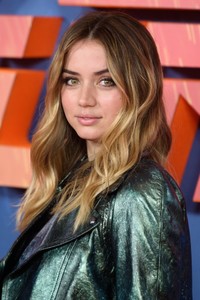 ana-de-armas-blade-runner-2049-photocall-in-london-09-21-2017-7.thumb.jpg.cb97028583e7c3e8892c66e4845904d0.jpg