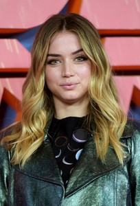 ana-de-armas-blade-runner-2049-photocall-in-london-09-21-2017-8.thumb.jpg.7d6e300e7d7e4965cdb7ee70417c7a6e.jpg