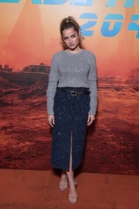 ana-de-armas-blade-runner-2049-photocall-in-paris-09-20-2017-0.thumb.jpg.ac6b99a17081e16bf210e939d3988308.jpg