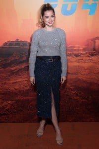 ana-de-armas-blade-runner-2049-photocall-in-paris-09-20-2017-1.thumb.jpg.fde4a25c27324440d484eb7cb69e2ac0.jpg