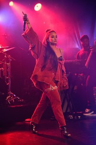 demi-lovato-performs-at-iheartradio-album-release-party-in-nyc-10-07-2017-2.thumb.jpg.998a7ae101d38e14eac08fc8b9703df6.jpg