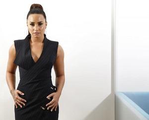 demi-lovato-photoshoot-september-2017-4.thumb.jpg.2346f6b9d53626e3a6ba2a9c61d1d2b5.jpg