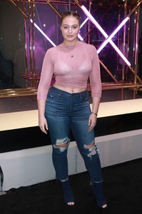 iskra-lawrence-american-eagle-celebrates-40-years-in-nyc-102417-20.jpg