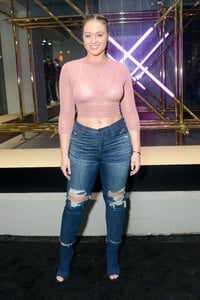 iskra-lawrence-american-eagle-celebrates-40-years-in-nyc-102417-25.jpg