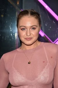 iskra-lawrence-american-eagle-celebrates-40-years-in-nyc-102417-6.jpg