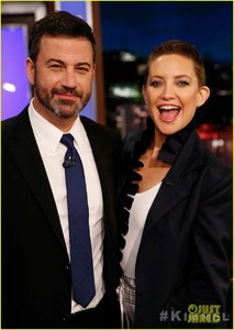 kate-hudson-admits-to-jimmy-kimmel-that-she-panicked-before-shaving-her-head-03.jpg