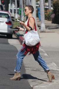 kate-hudson-in-ripped-jeans-west-hollywood-10-10-2017-2.jpg