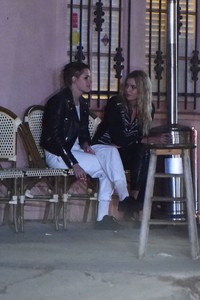 kristen-stewart-and-stella-maxwell-out-in-silver-lake-10-13-2017-9_thumbnail.jpg