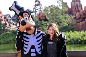 laetitia-casta-poses-with-goofy-at-disneyland-paris-in-marne-la-vallee-09-28-2017-0.jpg