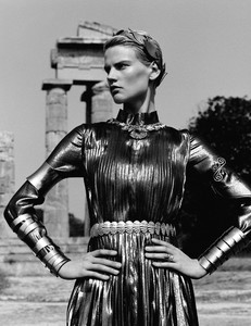 saskia-de-brauw-by-alasdair-mclellan-for-i-d-magazine-fall-2015-11.thumb.jpg.d7ed93bb7a862360c9510ba1dca01c3f.jpg