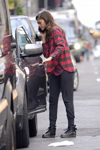 zendaya-coleman-without-make-up-outside-her-hotel-in-new-york-10-07-2017-1.jpg