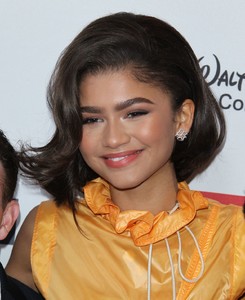 zendaya-glsen-respect-awards-2017-in-los-angeles-2.jpg