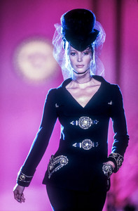 0_versace-hc-fw-1992-1_html.thumb.JPEG.0adf299407ea7dbb726d26f243fd0556.JPEG