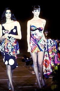 10_versace-ss-1991-20_html.thumb.JPEG.aacffc22f635997619773f859d24d15b.JPEG