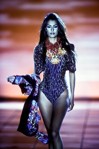 12_versace-ss-1992-13_html.thumb.JPEG.e0094eecb3cc55f11efc3a9d29c05c4b.JPEG