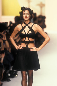 13_chanel-ss-1995-44_html.thumb.JPEG.ffaa107a63cbc17e34fb39c1b9d50e02.JPEG