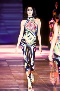 13_versace-ss-1991-35_html.thumb.JPEG.aaa3617faf33e9c2efd21a256d872834.JPEG