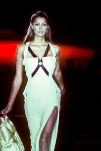 14_versace-fw-1992-15_html.thumb.JPEG.2e6d828a5c39c1698707c4bd45464512.JPEG